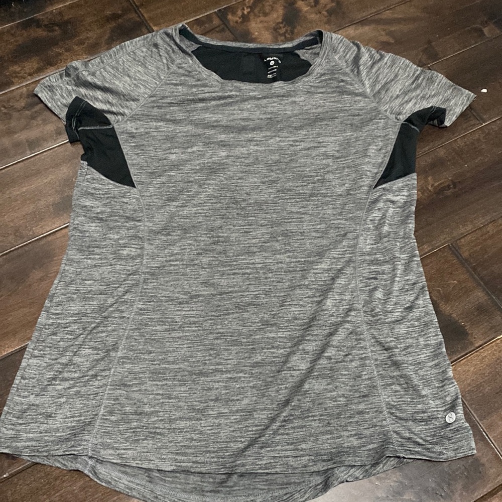 Women’s short sleeved athletic shirt quick dry